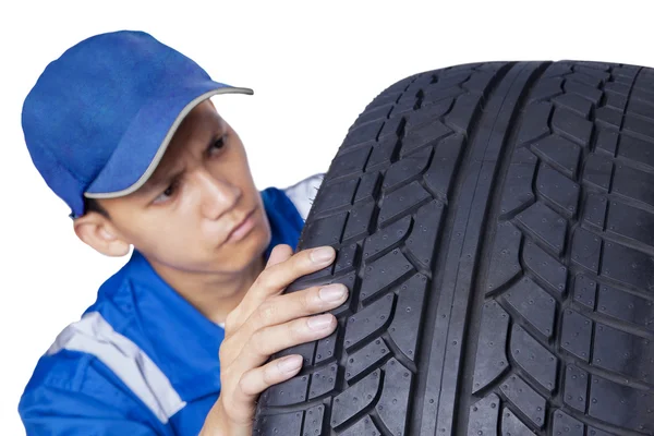 Mannelijke mechanic controleren van een band — Stockfoto