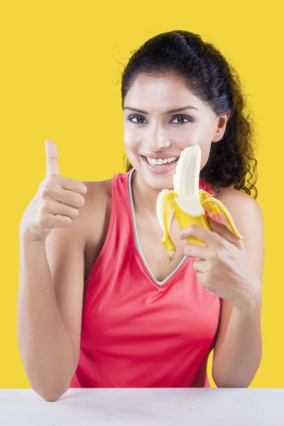 Модель с бананом и большим пальцем вверх — стоковое фото