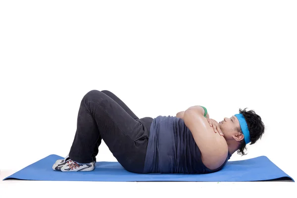 Overweight man exercising in studio — Stock Photo, Image