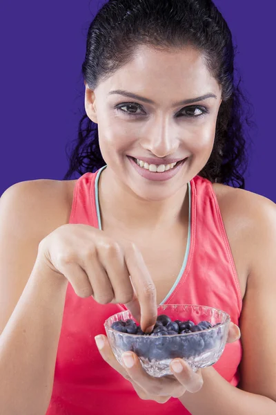Pretty model holds fresh blueberries — Stock Photo, Image