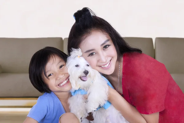 Mujer bonita y niño sosteniendo perro —  Fotos de Stock