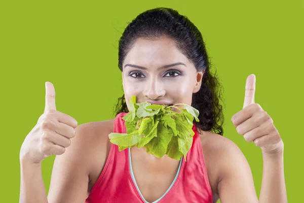 Mujer bonita comiendo espinacas — Foto de Stock