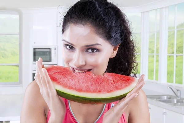 Kousání čerstvé meloun žena — Stock fotografie