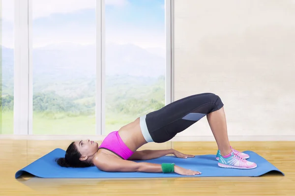 Mujer practicando la pose del puente — Foto de Stock