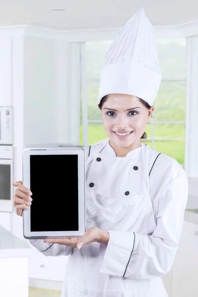 Mulher com uniforme chef mostrando tablet — Fotografia de Stock