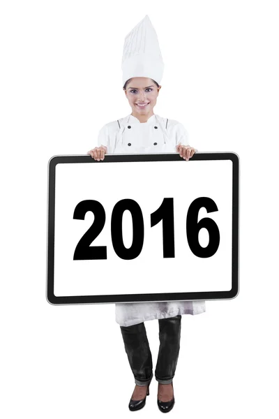 Joven chef mostrando el número 2016 a bordo — Foto de Stock