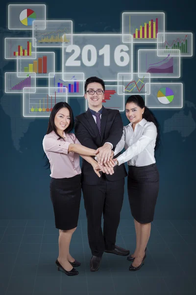 Business team and financial graph showing unity — Stock Photo, Image