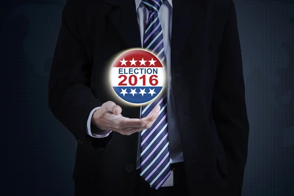 Чоловіча рука тримає символ виборів — стокове фото