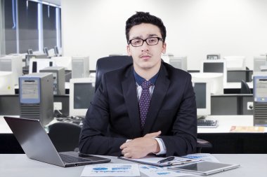 Ofiste yakışıklı beyaz işçi