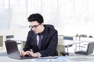 Yakışıklı beyaz işçi meşgul görünüyor