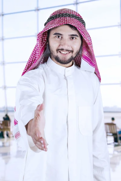 Arabic entrepreneur offering handshake in airport — Stockfoto