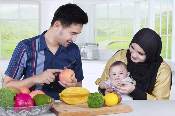 Família asiática cozinhar juntos — Fotografia de Stock