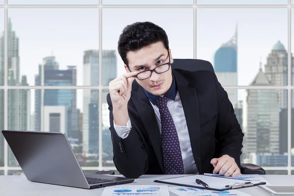 Businessperson gaze at camera in office — Stockfoto