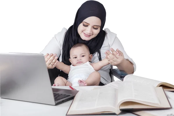 Geschäftsfrau spielt mit ihrem Baby — Stockfoto