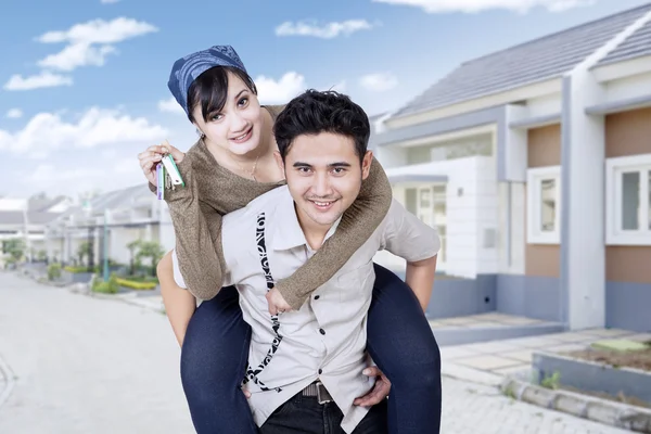 Casal alegre mostrando chaves da nova casa — Fotografia de Stock