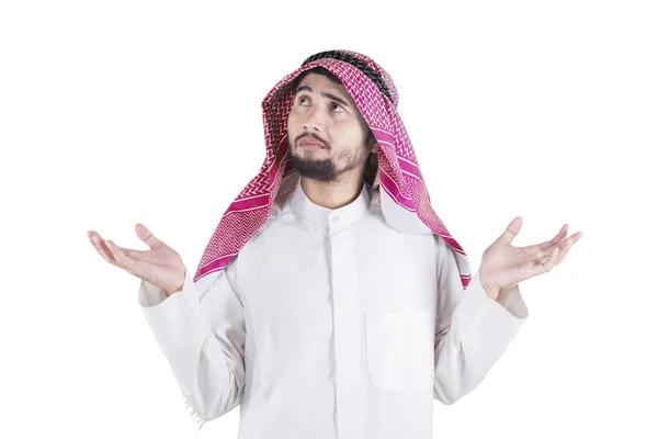 Pessoa árabe confusa no estúdio — Fotografia de Stock
