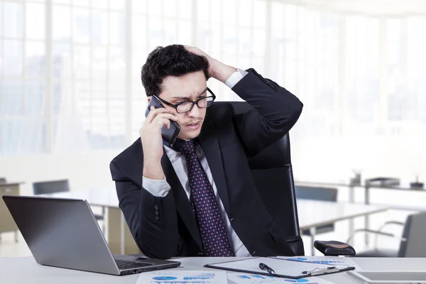 Trabalhador deprimido falando ao telefone — Fotografia de Stock