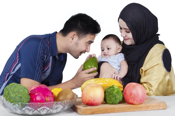 Family Cooking Salad for Dinner — Stock Photo, Image