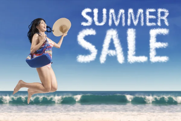 Girl with summer sale cloud at seashore — Stock Photo, Image