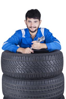 Tamirci anahtarı ve lastikler ile