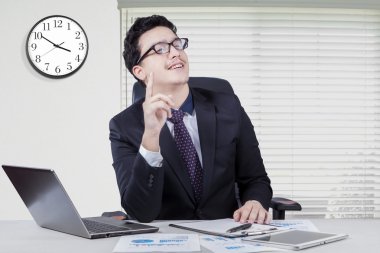 Middle eastern worker gets idea in office