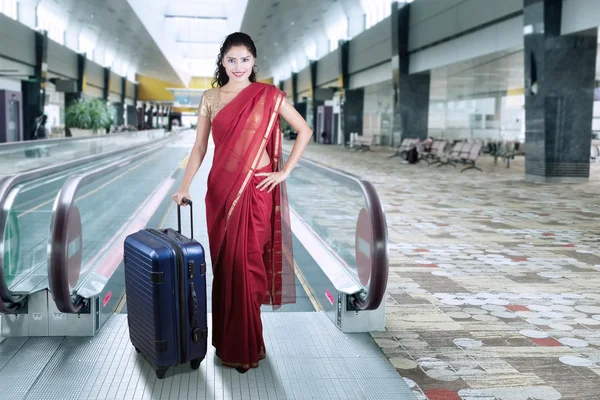 Mujer india en la sala del aeropuerto — Foto de Stock