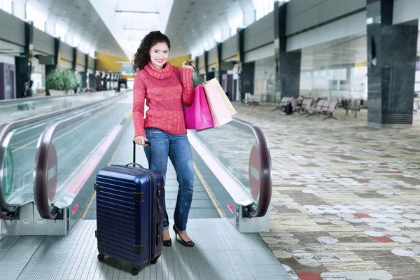 Mujer india de pie en el pasillo del aeropuerto — Foto de Stock