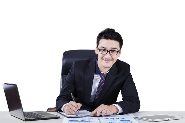 Middle eastern businessman working on desk — 图库照片