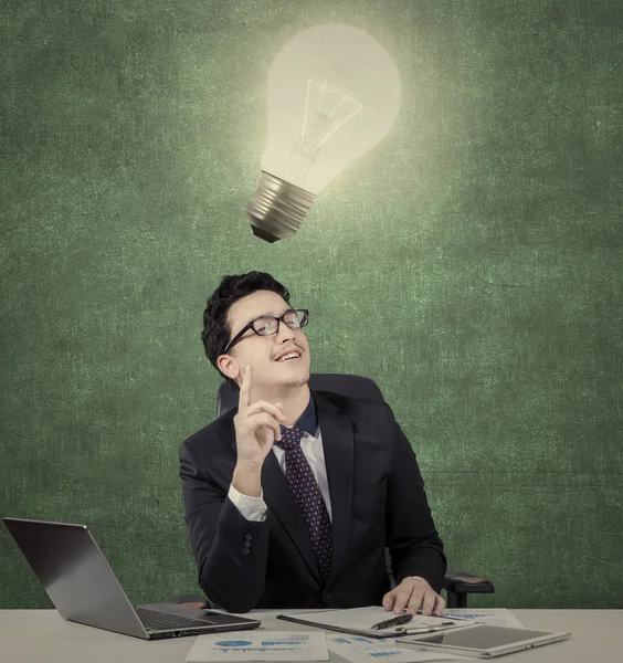 Middle eastern entrepreneur gets idea under lamp — Stockfoto