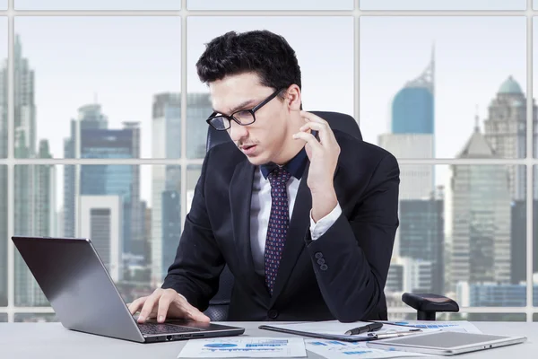 Middle eastern entrepreneur uses laptop in office — Stok fotoğraf