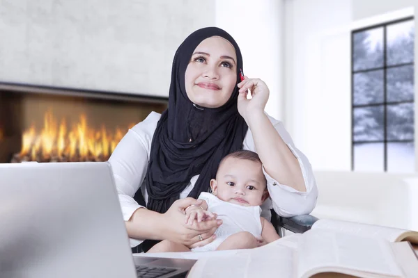 Madre holding suo bambino mentre pensiero — Foto Stock