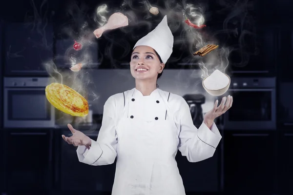 Cuoco professionista che cucina con magia — Foto Stock