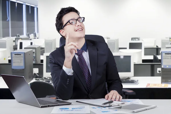 Successful caucasian worker gets idea in office — Stockfoto