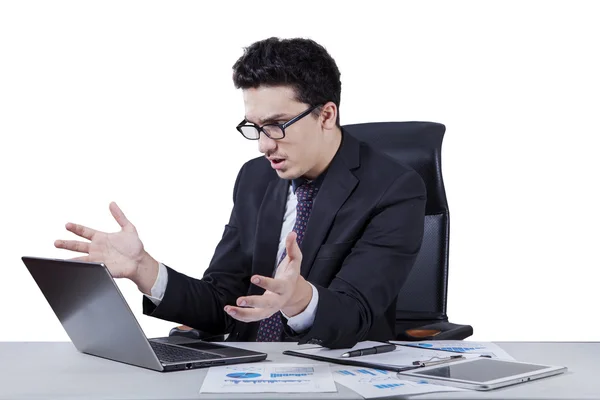 Surprised middle eastern worker looking at laptop — Stock Photo, Image