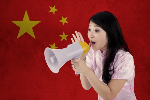 Woman congratulate Chinese new year with megaphone — Stockfoto