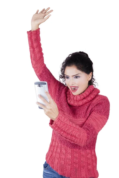 Woman Reads Message on Cellphone — Stock Photo, Image