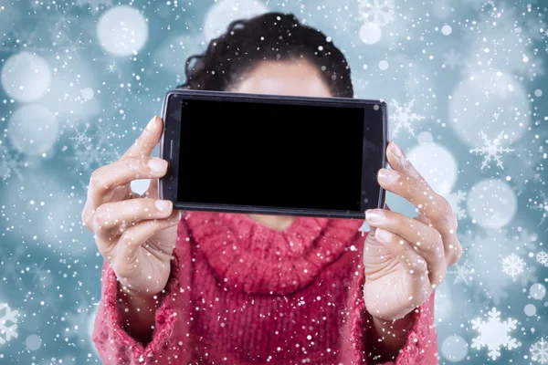 Mujer muestra pantalla vacía del teléfono celular — Foto de Stock