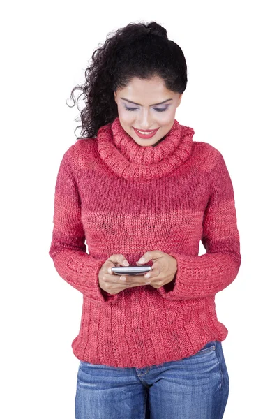 Wiadomość SMS-y kobieta z Smartphone — Zdjęcie stockowe