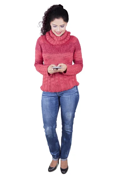 Жінка вводить повідомлення на мобільний телефон — стокове фото