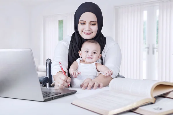 Frau mit Baby arbeitet von zu Hause aus — Stockfoto