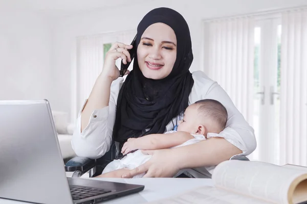 Junge Mutter stillt ihr Baby während der Arbeit — Stockfoto