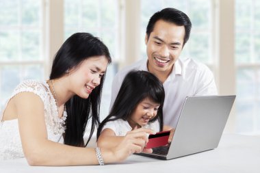 Çocuk ve ailesi evde alışveriş online