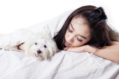 Sevimli kadın ile köpek yatakta uyuyor