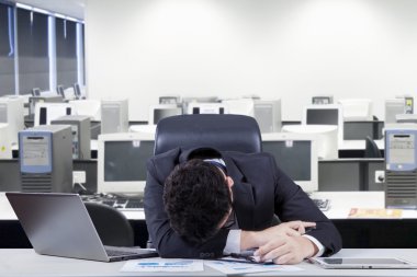 Hayal kırıklığına uğramış yöneticisi Office odasında uyuyor