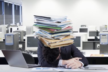 Bir evrak yığın ile çok çalışan girişimci