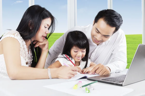 Les parents asiatiques enseignent à leur fille à étudier — Photo