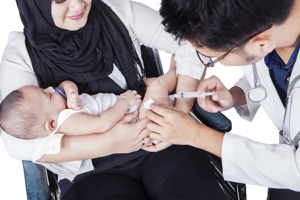 Bebé niño que recibe la vacuna inyectable —  Fotos de Stock