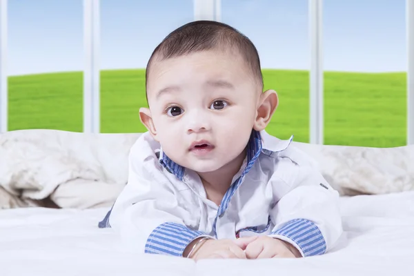 Baby met een schattig gezicht op het bed — Stockfoto