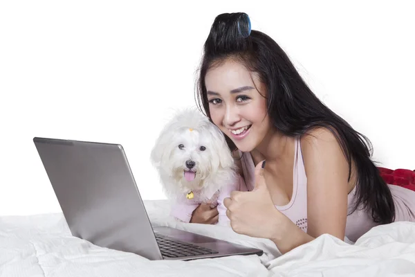 Mujer alegre y perro muestra el pulgar hacia arriba —  Fotos de Stock