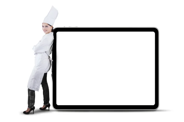 Chef se inclina no quadro branco vazio no estúdio — Fotografia de Stock